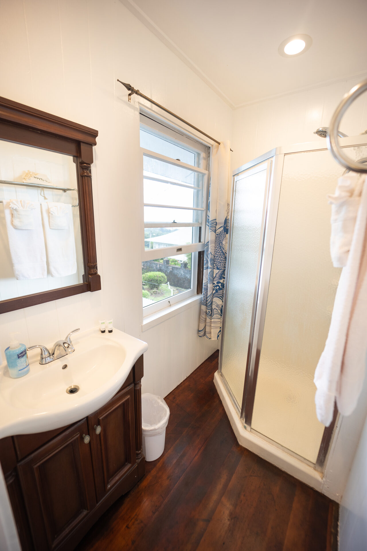 Hilo Bay Room bathroom